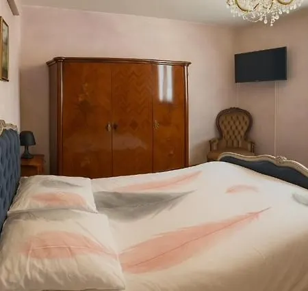 Homestay Le Cannet, Double A L'etage Privatif, D'une Maison Avec Piscine Le Cannet